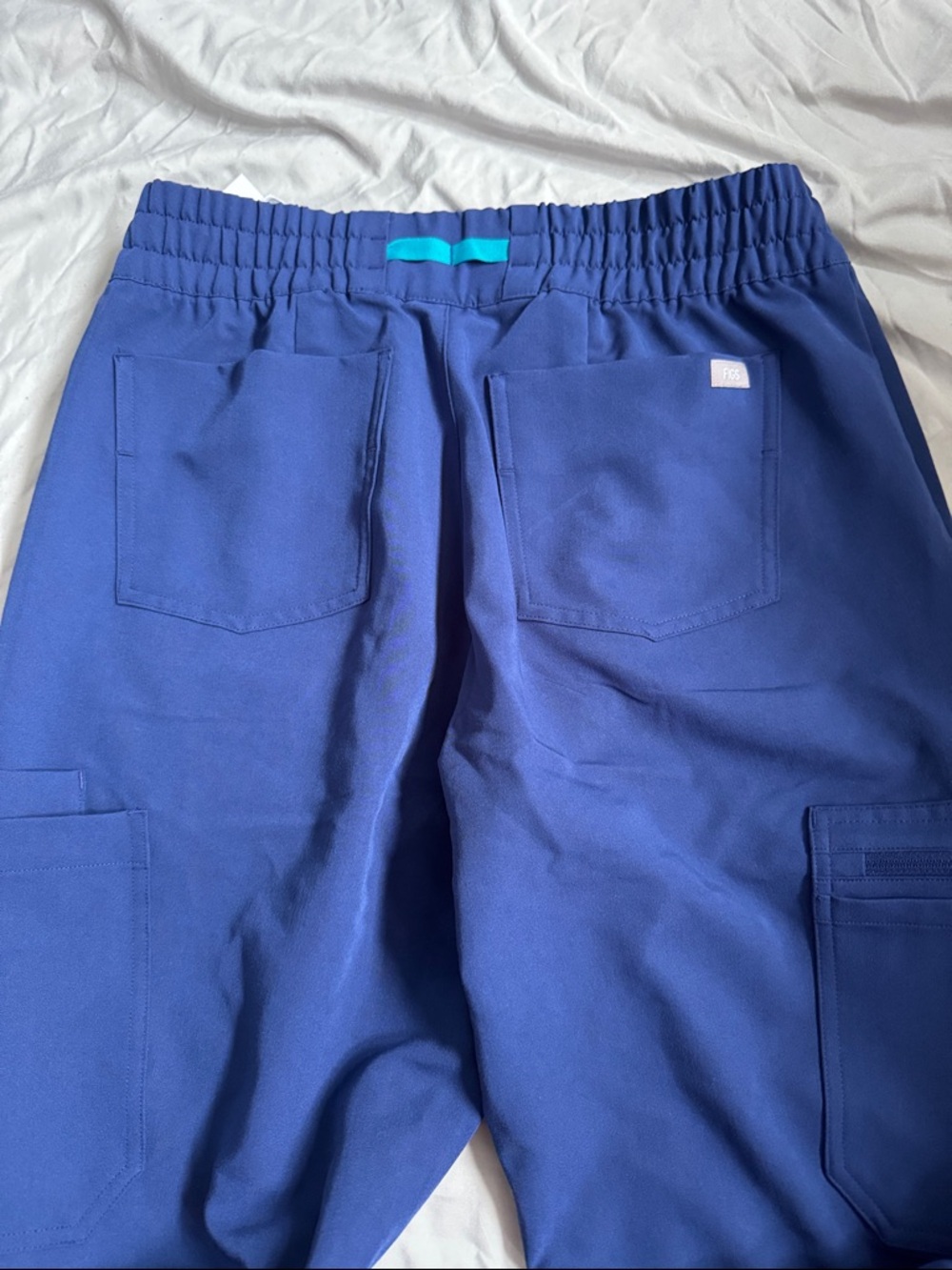 FIGS New relaxed fit Jogger Scrub Pants - Picture 3 of 3